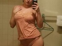 Young amateur camwhore exposed herself