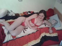 Amateur girl posing naked on bed