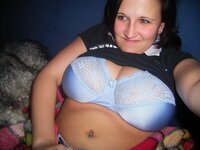 Brunette amayeur GF Katia showing her big tits