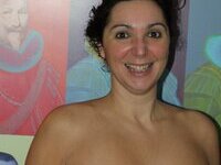 Seductive amateur brunette MILF private pics