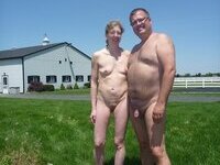 Mature amateur couple share private pics