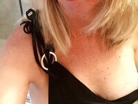 Blond amateur MILF homemade pics