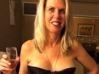 Sexy amateur busty mom exposed