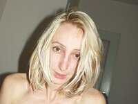 Blond amateur MILF sexlife private pics