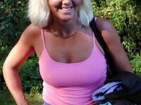 Smiley amateur blond MILF sexlife pics collection