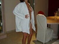 Amateur wife posing for hubby