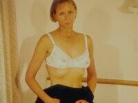Petite amateur wife posing for hubby
