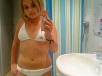 Young amateur cutie share nn selfies