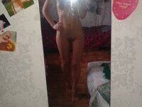 Amateur girl making nude self pics at home