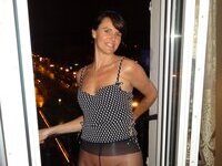 Brunette amateur wife posng for hubby