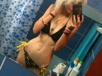 Sweet teen babe making self pics