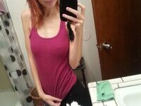 Sweet teen babe making self pics