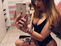 Sexy amateur babe teasing on sexy selfies