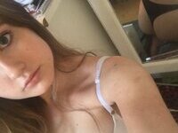 Teen babe making nude selfies