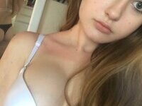 Teen babe making nude selfies