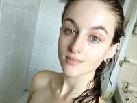 Pretty young amateur GF selfies collection