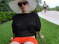 Exhibitionist wife Mia