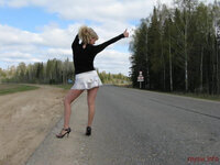 Замужняя шлюха позирует клиенту / Married slut poses for client