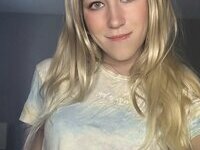 Innocent blonde Kyra
