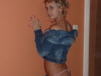 Amateur couple share private porn pics