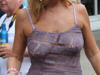 Мужья сливают голых жён 2/ Husbands leak naked wives 2