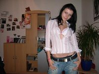 Amateur girl shows her pussy