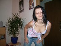 Amateur girl shows her pussy
