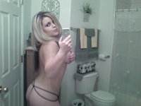 Blonde babe posing naked