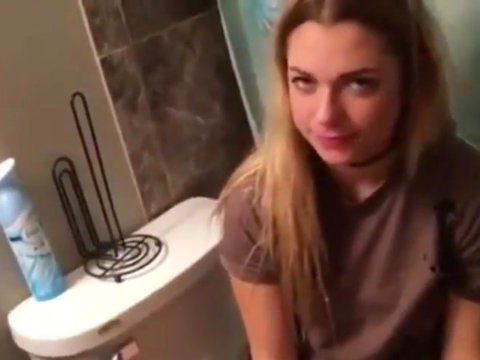 Play 'Blowjob from stepsister on the toilet'