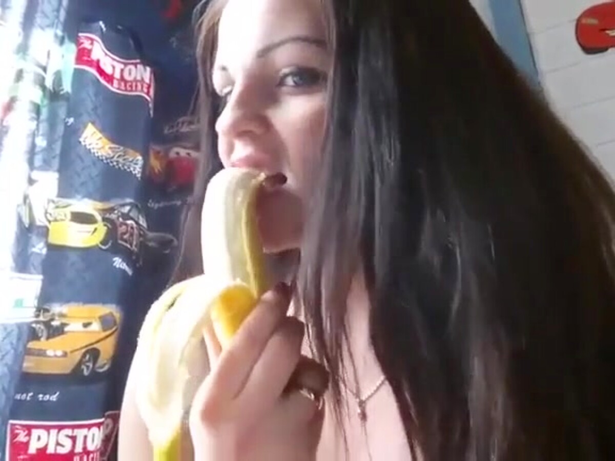 Play 'Teen babe dabbles with cucumber and banana'