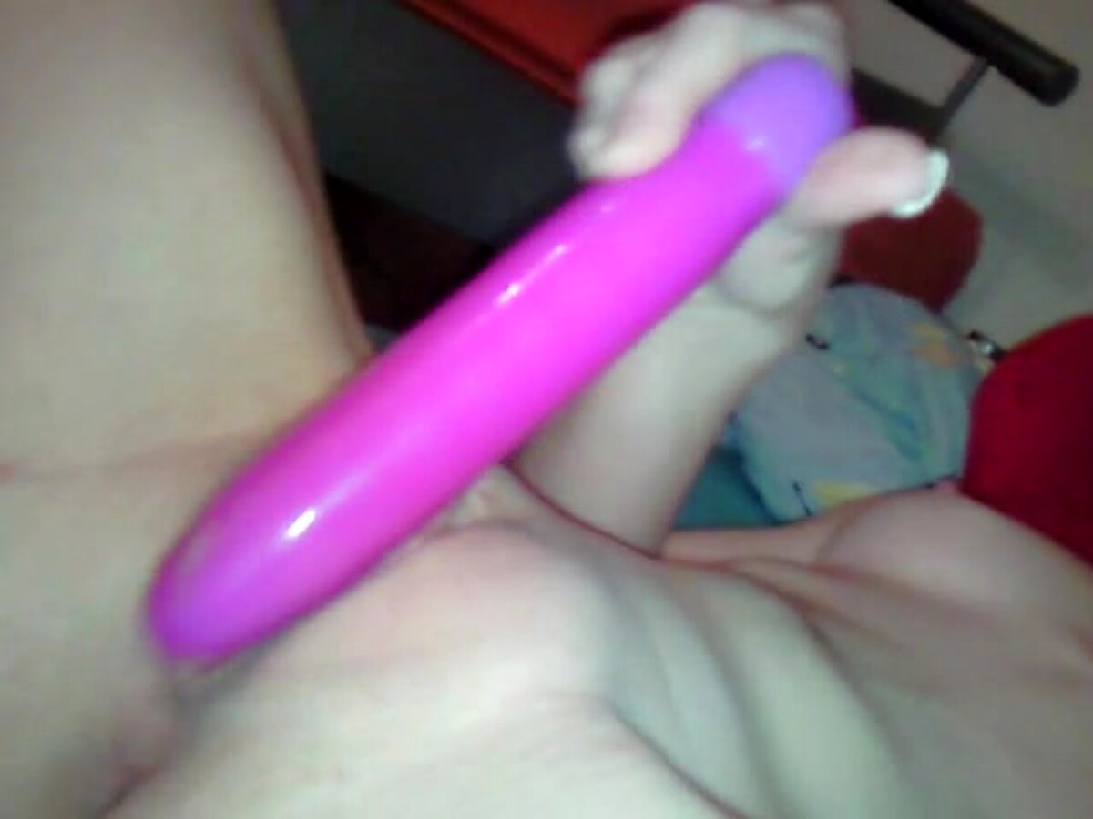 Play 'Babe with shaved pussy plays with sex toy'