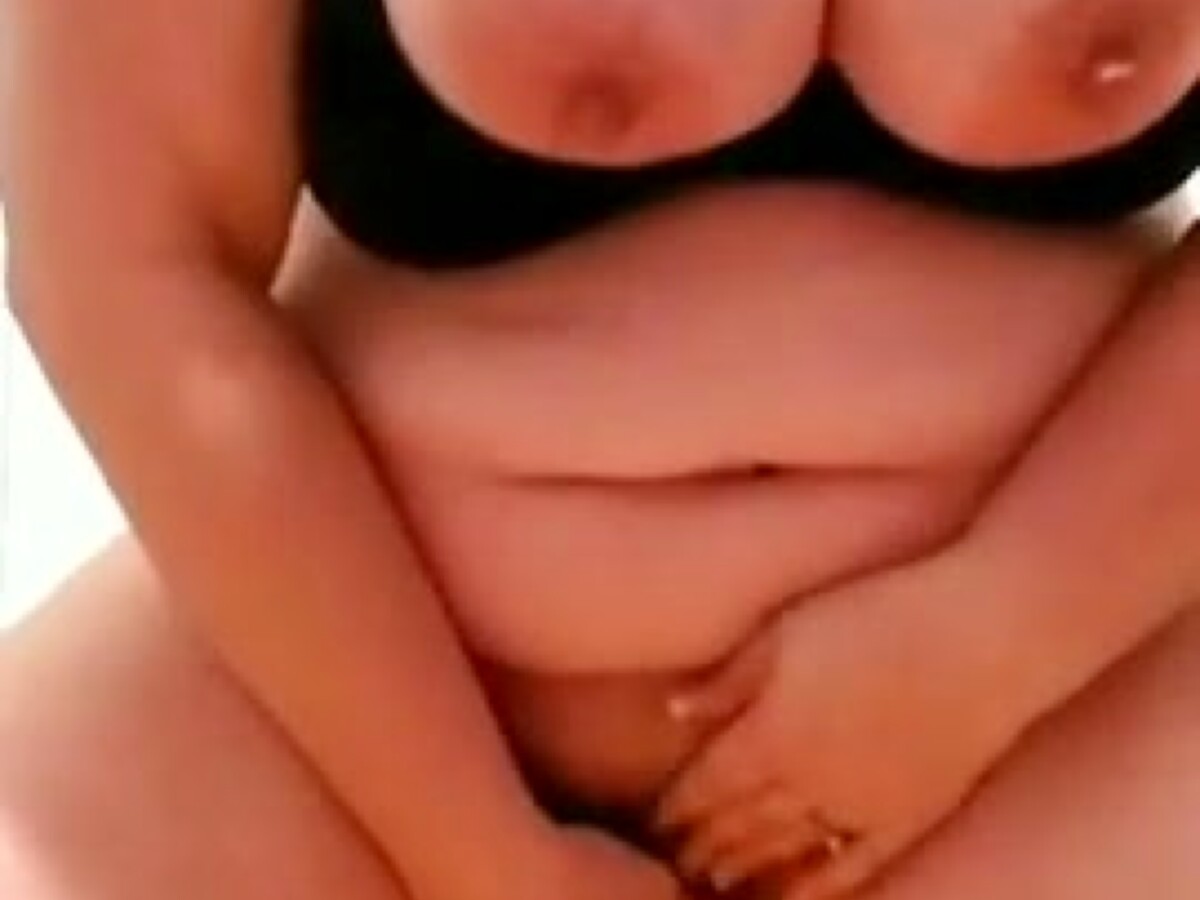 Play 'Watch my curvy body bounce on this rubber dildo.'