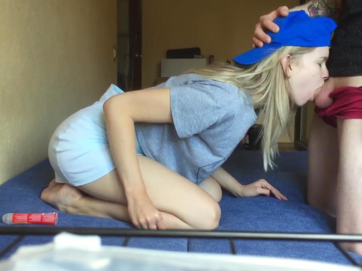 Play 'I fuck my petite neighbor in the dorm'