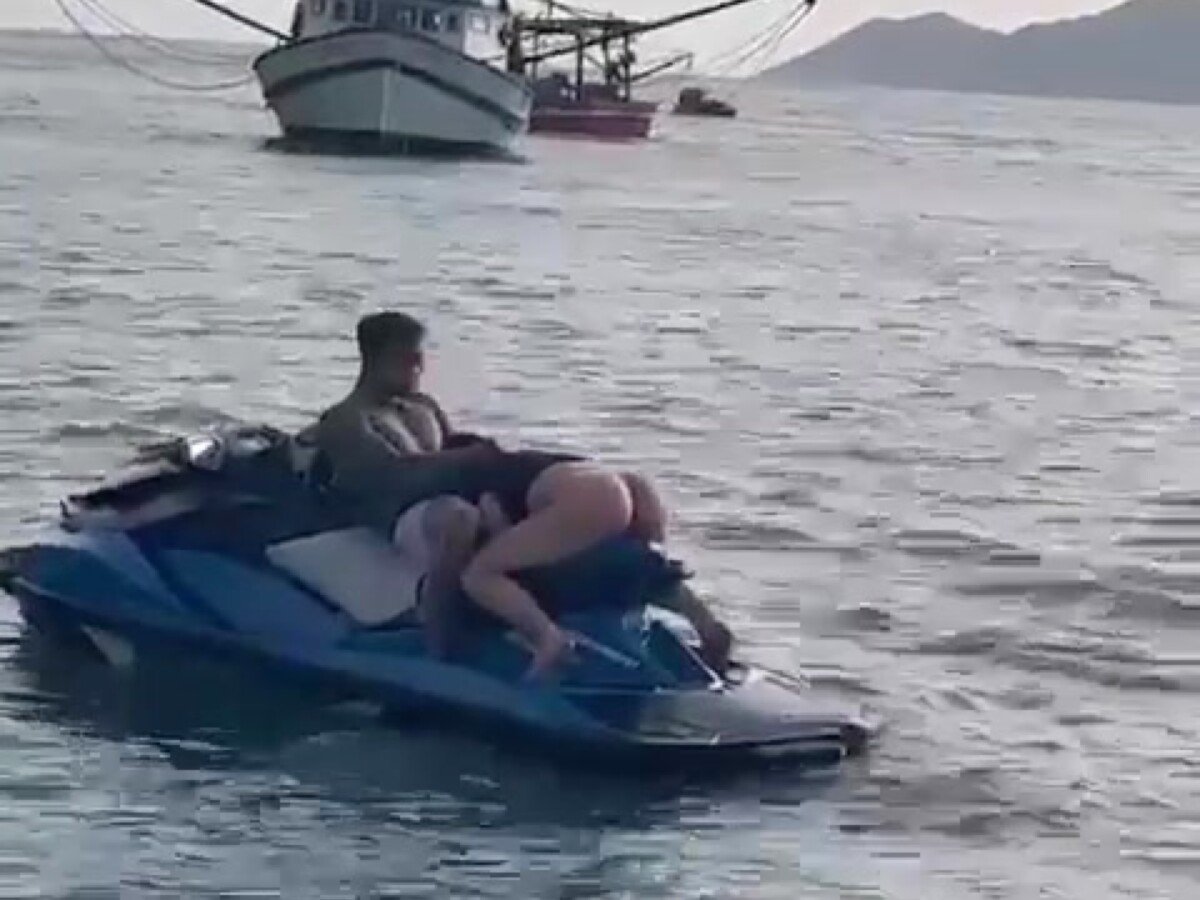 Play 'Passionate jetski blowjob cum in mouth and hot kisses'