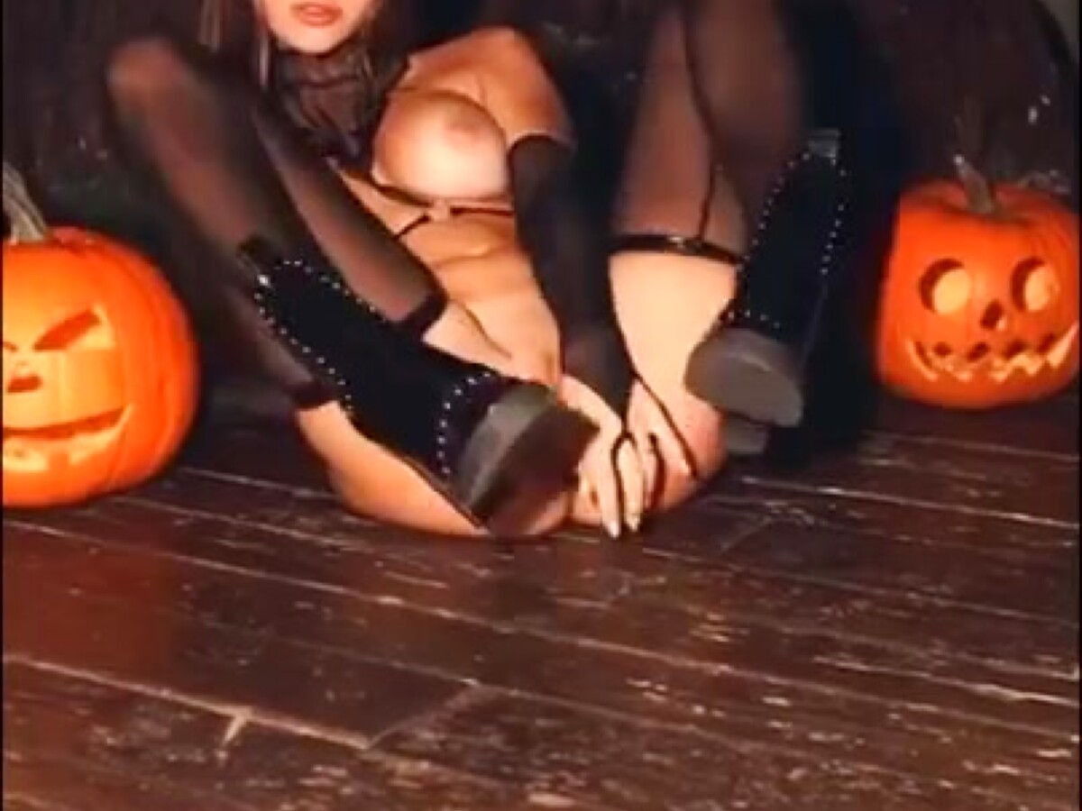 Play 'Erotic Halloween photoshoot gets too hot'