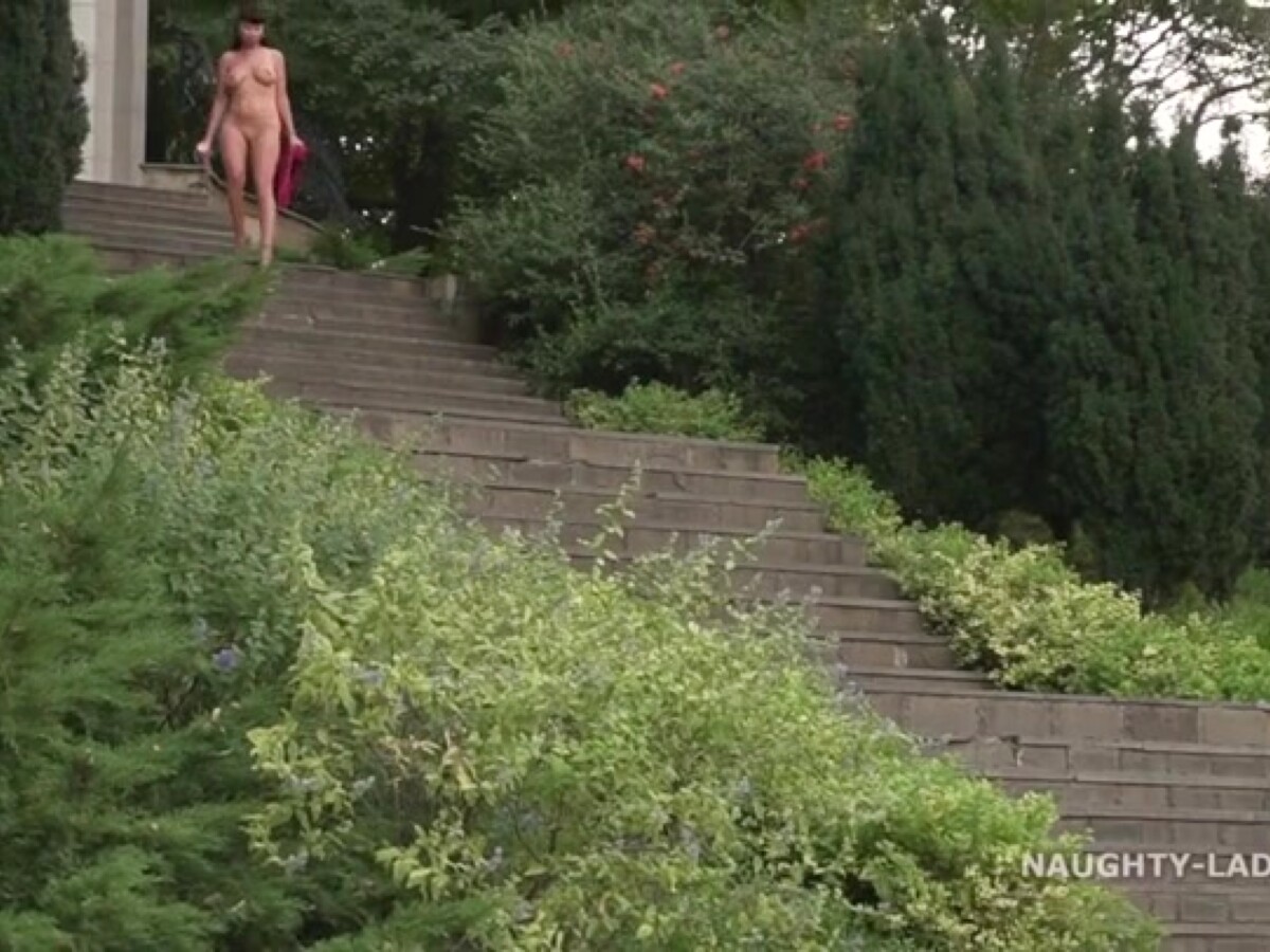 Play 'Эксгибиционистка Лада 54 / Exhibitionist Lada 54'
