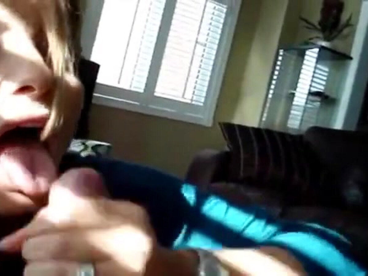 Play 'Her skillful lips worked until I came in her mouth'